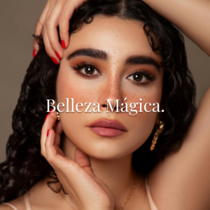 mujer con u&ntilde;as rojas, laminado de cejas, y lifting de pesta&ntilde;as, posando