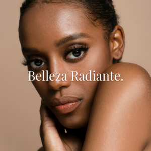 mujer posando con extensiones de pesta&ntilde;as efecto rimel