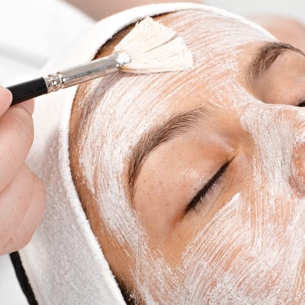 cara con productos de limpieza facial relacionados al dermaplaning