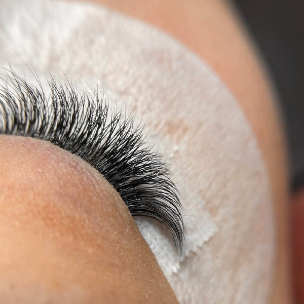 pesta&ntilde;as en proceso de colocaci&oacute;n de extensiones