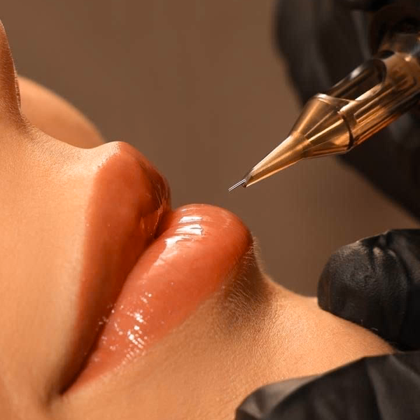 labios en proceso de micropigmentación