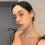 persona posando para una foto de perfil