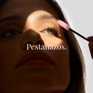 mujer peinandose las extensiones de pesta&ntilde;as