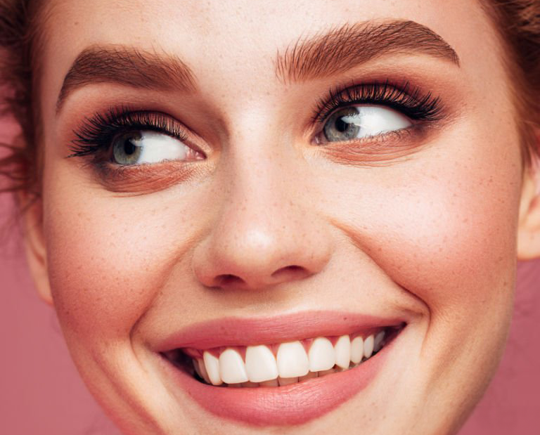 mujer feliz con extensiones de pesta&ntilde;as pelo a pelo